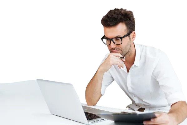 Profesional analizando un expediente de licitación